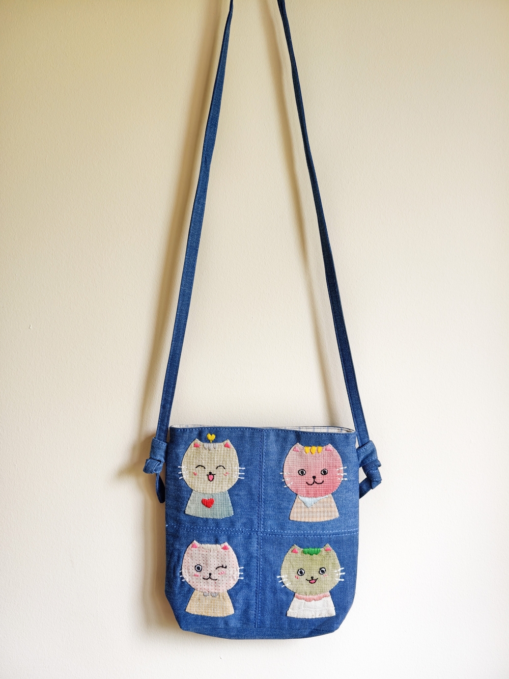 Handmade Cute Cat Patch Denim Crossbody Bag - Blue